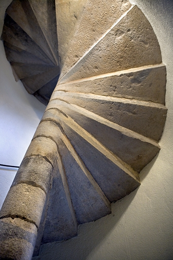 Détail de l'escalier en vis dans le premier logis secondaire : vue en contre-plongée. © Yves Sancey / Région Bourgogne-Franche-Comté, Inventaire du patrimoine - 2010