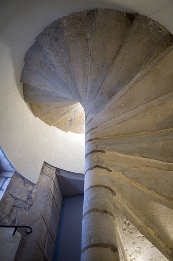 Premier logis secondaire : détail de l'escalier en vis avec la porte d'entrée. © Yves Sancey / Région Bourgogne-Franche-Comté, Inventaire du patrimoine - 2010