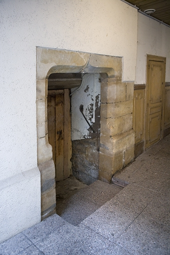 Premier logis secondaire : détail de la porte d'entrée de l'escalier en vis. © Yves Sancey / Région Bourgogne-Franche-Comté, Inventaire du patrimoine - 2010