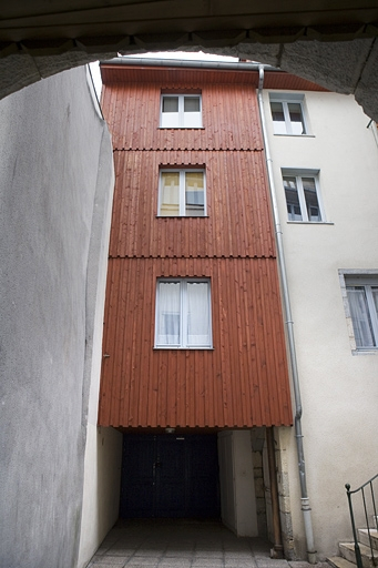 Logis secondaire au-dessus du portail d'entrée dans la deuxième cour. © Yves Sancey / Région Bourgogne-Franche-Comté, Inventaire du patrimoine - 2010