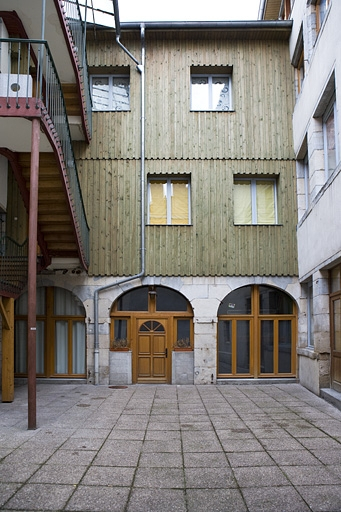 Deuxième cour : aile droite du logis secondaire avec d'anciennes dépendances artisanales au rez-de-chaussée. © Yves Sancey / Région Bourgogne-Franche-Comté, Inventaire du patrimoine - 2010