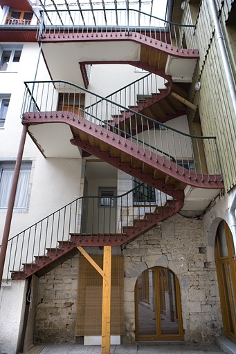 Deuxième cour : escalier extérieur récent. © Yves Sancey / Région Bourgogne-Franche-Comté, Inventaire du patrimoine - 2010