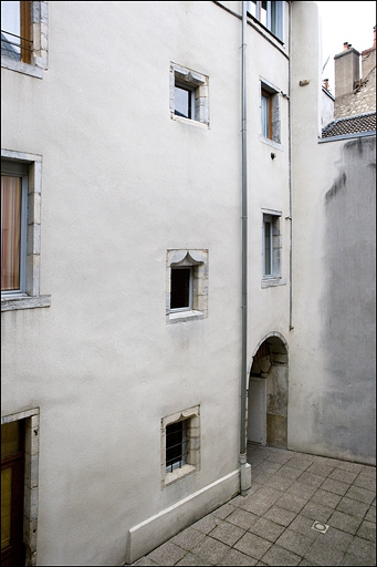 Façade postérieure du premier logis secondaire donnant sur la deuxième cour. © Yves Sancey / Région Bourgogne-Franche-Comté, Inventaire du patrimoine - 2010