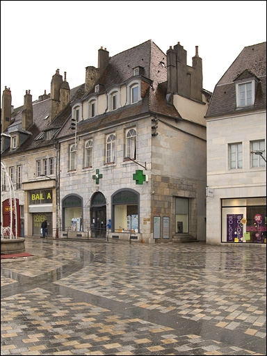 Vue d'ensemble du logis principal de trois quarts droit. © Yves Sancey / Région Bourgogne-Franche-Comté, Inventaire du patrimoine - 2010