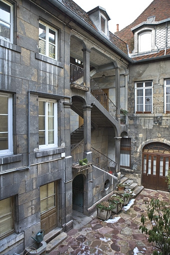 Vue d'ensemble de l'escalier à cage ouverte de trois quarts gauche. © Yves Sancey / Région Bourgogne-Franche-Comté, Inventaire du patrimoine - 2010