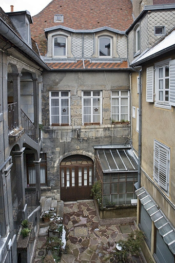 Façade postérieure du logis principal depuis les communs, de face. © Yves Sancey / Région Bourgogne-Franche-Comté, Inventaire du patrimoine - 2010