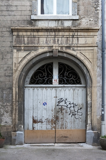 Détail de l'entrée du passage cocher donnant sur l'impasse : vue rapprochée. © Yves Sancey / Région Bourgogne-Franche-Comté, Inventaire du patrimoine - 2010