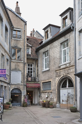 Façade postérieure des communs donnant sur l'impasse. © Yves Sancey / Région Bourgogne-Franche-Comté, Inventaire du patrimoine - 2010