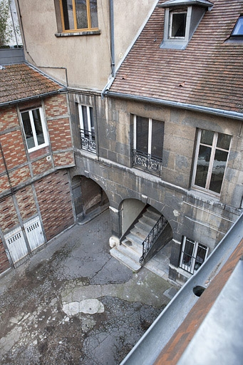 Vue d'ensemble de l'aile des communs en fond de cour. © Yves Sancey / Région Bourgogne-Franche-Comté, Inventaire du patrimoine - 2010