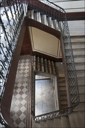 Vue d'ensemble de l'escalier principal depuis le dernier palier. © Yves Sancey / Région Bourgogne-Franche-Comté, Inventaire du patrimoine - 2010