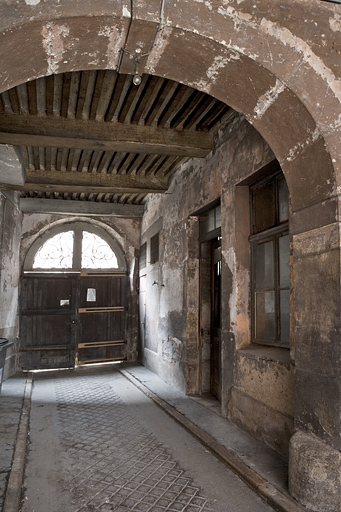 Vue d'ensemble du passage cocher, de trois quarts droit. © Yves Sancey / Région Bourgogne-Franche-Comté, Inventaire du patrimoine - 2010