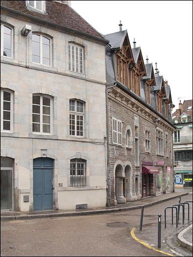 Vue d'ensemble de la façade située rue Luc Breton : de trois quarts gauche. © Yves Sancey / Région Bourgogne-Franche-Comté, Inventaire du patrimoine - 2010