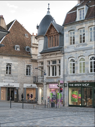 Vue d'ensemble de la façade située place de la Révolution : de trois quarts droit. © Yves Sancey / Région Bourgogne-Franche-Comté, Inventaire du patrimoine - 2010