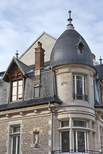 Détail de la partie supérieure de la tourelle d'angle. © Yves Sancey / Région Bourgogne-Franche-Comté, Inventaire du patrimoine - 2010