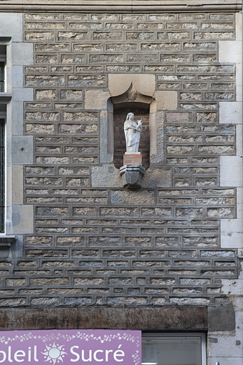 Façade rue Luc Breton : détail d'une niche. © Yves Sancey / Région Bourgogne-Franche-Comté, Inventaire du patrimoine - 2010