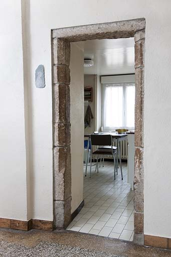 Porte aux montants moulurés ouvrant sur la nouvelle cuisine. © Jérôme Mongreville / Région Bourgogne-Franche-Comté, Inventaire du patrimoine - 2010