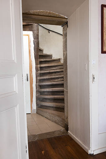 Intérieur : départ de l'escalier menant au 1er étage. © Jérôme Mongreville / Région Bourgogne-Franche-Comté, Inventaire du patrimoine - 2010