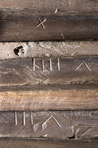 Intérieur : escalier en charpente meant à l'étage, détail des marches numérotées. © Jérôme Mongreville / Région Bourgogne-Franche-Comté, Inventaire du patrimoine - 2010