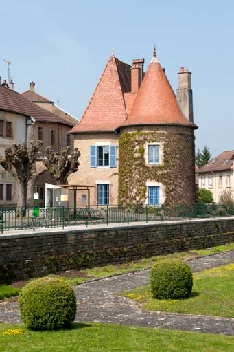 Vue de la maison du Vieux Moulin depuis le jardin de l'ancien château Vorget. © Jérôme Mongreville / Région Bourgogne-Franche-Comté, Inventaire du patrimoine - 2010