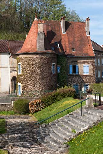 Vue générale de la maison du Vieux Moulin depuis le jardin de l'ancien château Vorget. © Jérôme Mongreville / Région Bourgogne-Franche-Comté, Inventaire du patrimoine - 2010