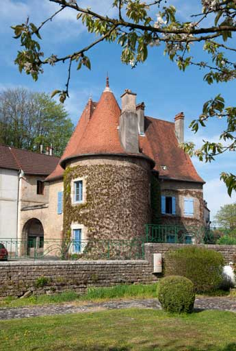Vue d'ensemble de la porte du Vieux Moulin et de la maison du Vieux Moulin depuis le jardin de l'ancien château Vorget. © Jérôme Mongreville / Région Bourgogne-Franche-Comté, Inventaire du patrimoine - 2010