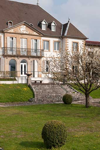Vue rapprochée de la façade antérieure depuis le jardin. © Jérôme Mongreville / Région Bourgogne-Franche-Comté, Inventaire du patrimoine - 2010