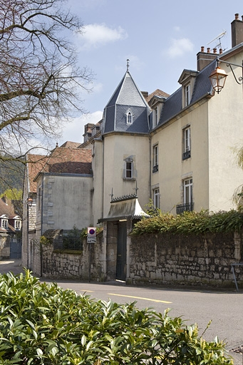 Vue d'ensemble du logis principal de trois quarts droit depuis la rue. © Yves Sancey / Région Bourgogne-Franche-Comté, Inventaire du patrimoine - 2010