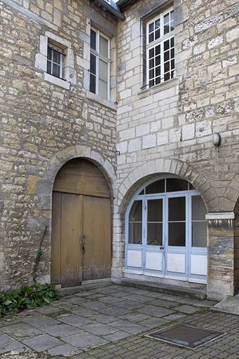 Détail de l'angle gauche entre l'aile gauche et le logis en fond de cour. © Yves Sancey / Région Bourgogne-Franche-Comté, Inventaire du patrimoine - 2010