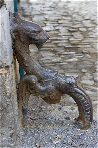Objet non identifié (chasse-roue ?) en fonte en forme de dragon situé dans la cour. © Yves Sancey / Région Bourgogne-Franche-Comté, Inventaire du patrimoine - 2010