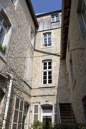 Vue des façades donnant sur l'ancienne basse-cour. © Yves Sancey / Région Bourgogne-Franche-Comté, Inventaire du patrimoine - 2010