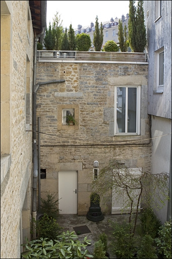 Vue de la façade antérieure de la maison donnant sur l'ancienne basse-cour. © Yves Sancey / Région Bourgogne-Franche-Comté, Inventaire du patrimoine - 2010