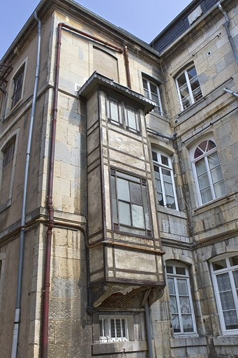 Détail d'une logette sur la façade postérieure du logis principal. © Yves Sancey / Région Bourgogne-Franche-Comté, Inventaire du patrimoine - 2010
