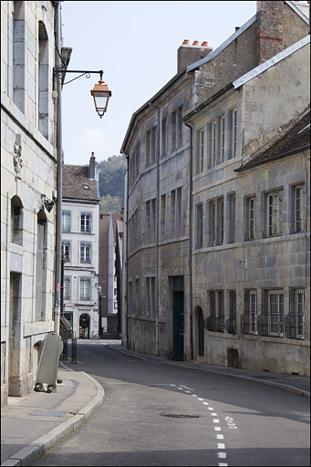 Façade antérieure du logis principal, de trois quarts droit. © Yves Sancey / Région Bourgogne-Franche-Comté, Inventaire du patrimoine - 2010