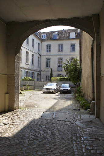 Vue d'ensemble du logis secondaire depuis le passage cocher sur rue. © Yves Sancey / Région Bourgogne-Franche-Comté, Inventaire du patrimoine - 2010