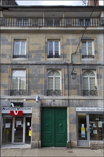 Vue d'ensemble de la façade antérieure sur rue du logis principal. © Yves Sancey / Région Bourgogne-Franche-Comté, Inventaire du patrimoine - 2010
