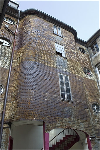 Vue d'ensemble de l'escalier à cage ouverte depuis la cour. © Yves Sancey / Région Bourgogne-Franche-Comté, Inventaire du patrimoine - 2010