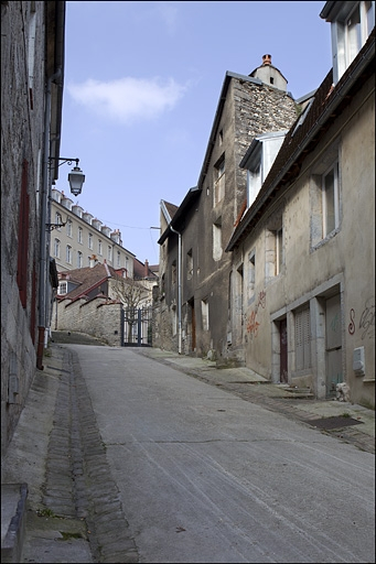 Façade latérale gauche du logis secondaire, en montant la rue du Chambrier. © Yves Sancey / Région Bourgogne-Franche-Comté, Inventaire du patrimoine - 2010