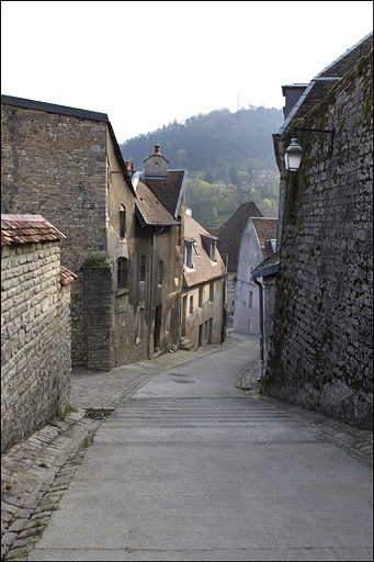 Façade latérale gauche du logis secondaire, en descendant la rue du Chambrier : vue rapprochée. © Yves Sancey / Région Bourgogne-Franche-Comté, Inventaire du patrimoine - 2010