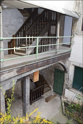 Vue d'ensemble de l'escalier à cage ouverte depuis le logis secondaire. © Yves Sancey / Région Bourgogne-Franche-Comté, Inventaire du patrimoine - 2010