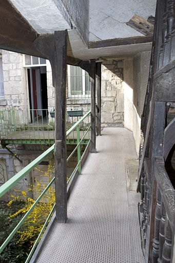 Escalier à cage ouverte : détail de la coursière desservant le premier étage du logis secondaire. © Yves Sancey / Région Bourgogne-Franche-Comté, Inventaire du patrimoine - 2010