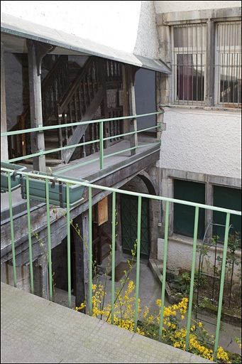 Vue d'ensemble de l'escalier à cage ouverte depuis le premier étage du logis secondaire. © Yves Sancey / Région Bourgogne-Franche-Comté, Inventaire du patrimoine - 2010