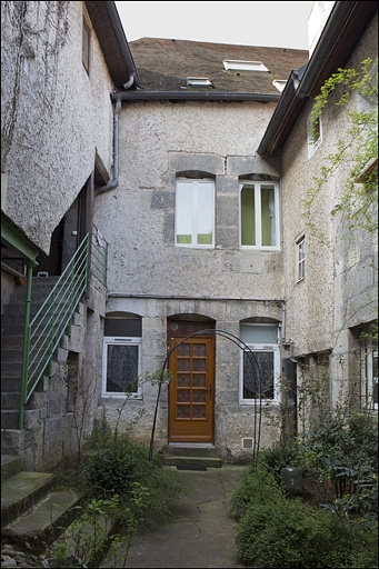 Vue d'ensemble des façades du logis secondaire depuis l'entrée de la deuxième cour. © Yves Sancey / Région Bourgogne-Franche-Comté, Inventaire du patrimoine - 2010