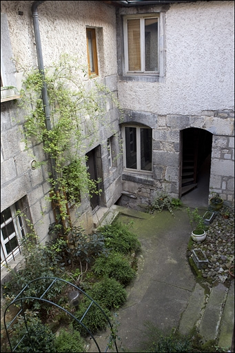 Vue d'ensemble des façades du logis secondaire depuis l'escalier dans la deuxième cour. © Yves Sancey / Région Bourgogne-Franche-Comté, Inventaire du patrimoine - 2010