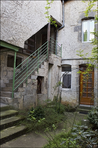 Deuxième cour : vue de l'escalier et de la façade du logis secondaire au fond de la cour. © Yves Sancey / Région Bourgogne-Franche-Comté, Inventaire du patrimoine - 2010