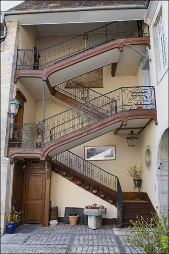 Vue d'ensemble de l'escalier à cage ouverte. © Yves Sancey / Région Bourgogne-Franche-Comté, Inventaire du patrimoine - 2010