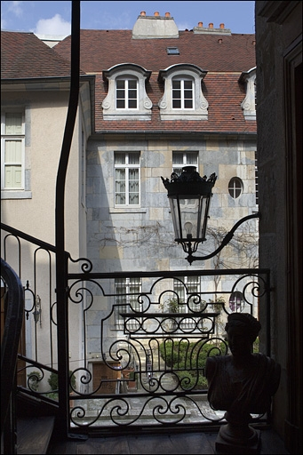 Vue de l'aile sur cour, depuis l'escalier à cage ouverte. © Yves Sancey / Région Bourgogne-Franche-Comté, Inventaire du patrimoine - 2010