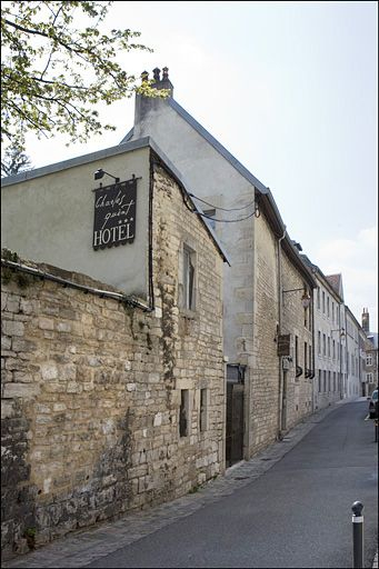 Vue d'ensemble du logis principal depuis la rue, de trois quarts gauche. © Yves Sancey / Région Bourgogne-Franche-Comté, Inventaire du patrimoine - 2010