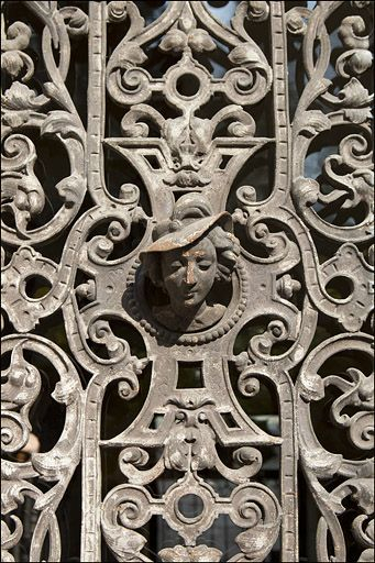 Détail du décor en fonte d'un des panneaux de la porte d'entrée. © Yves Sancey / Région Bourgogne-Franche-Comté, Inventaire du patrimoine - 2010
