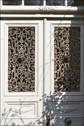 Détail du décor en fonte des deux panneaux de la porte d'entrée. © Yves Sancey / Région Bourgogne-Franche-Comté, Inventaire du patrimoine - 2010