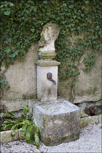 Détail d'une borne-fontaine située dans le jardin. © Yves Sancey / Région Bourgogne-Franche-Comté, Inventaire du patrimoine - 2010